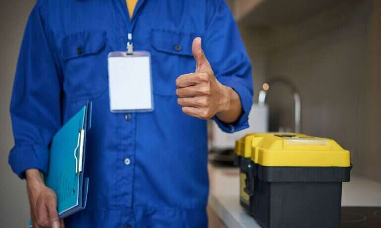 Técnico de mantenimiento con carpeta y caja de herramientas