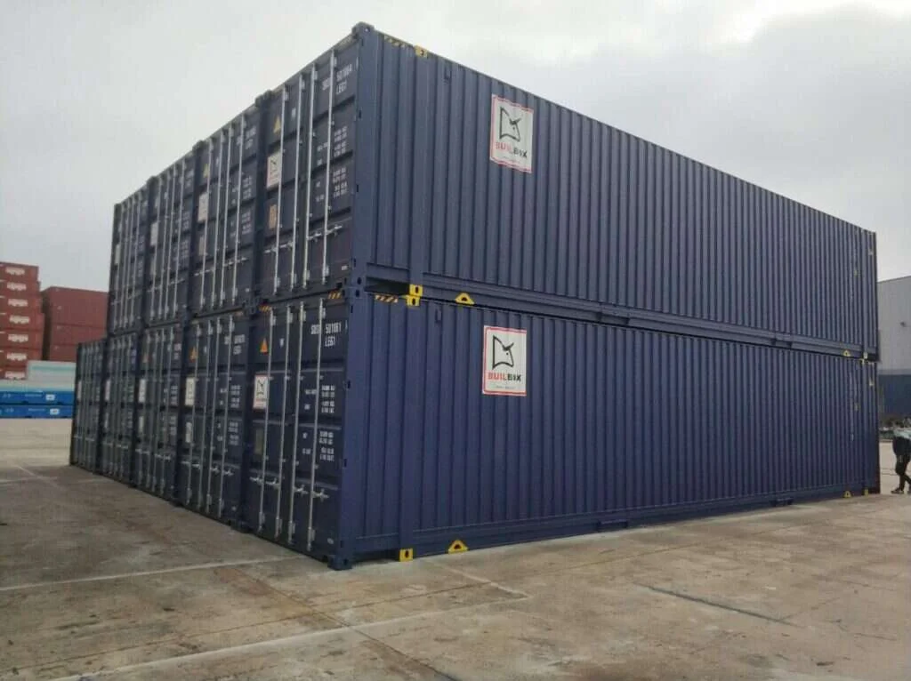 Contenedores marítimos apilados en una terminal