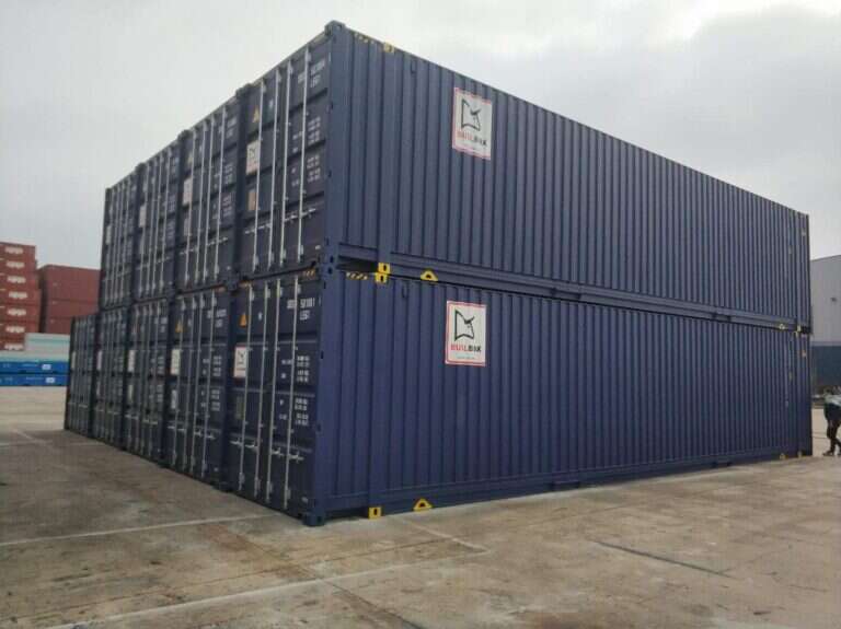 Contenedores marítimos apilados en una terminal