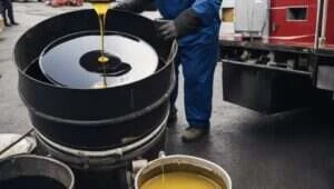 Aceite usado vertido en un depósito de recogida