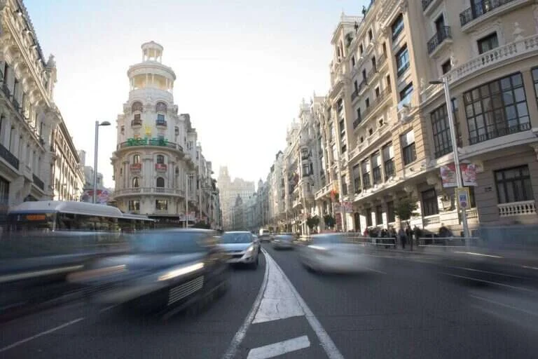 Tráfico en la Gran Vía de Madrid