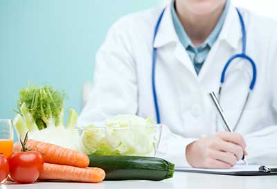 El registro sanitario es un proceso esencial para asegurar que los productos alimenticios cumplan con las normativas de seguridad alimentaria establecidas por las autoridades. Este registro garantiza que los alimentos sean seguros para el consumo humano y que los procesos de producción, almacenamiento y distribución cumplan con los estándares legales y de calidad.
