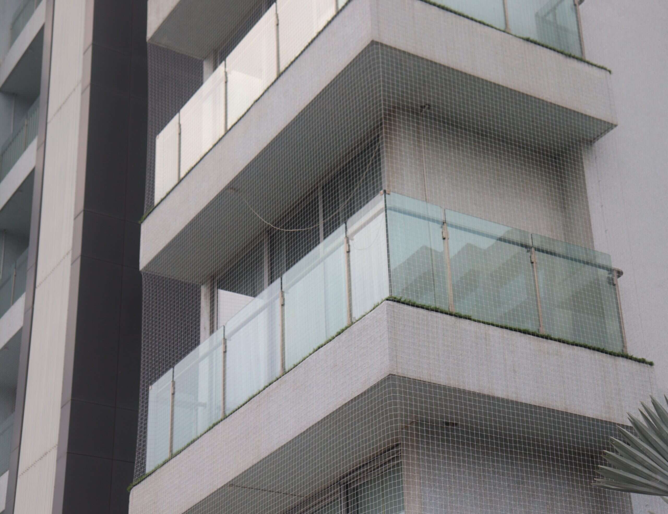 Red antiaves instalada en los huecos de la fachada de un edificio de viviendas