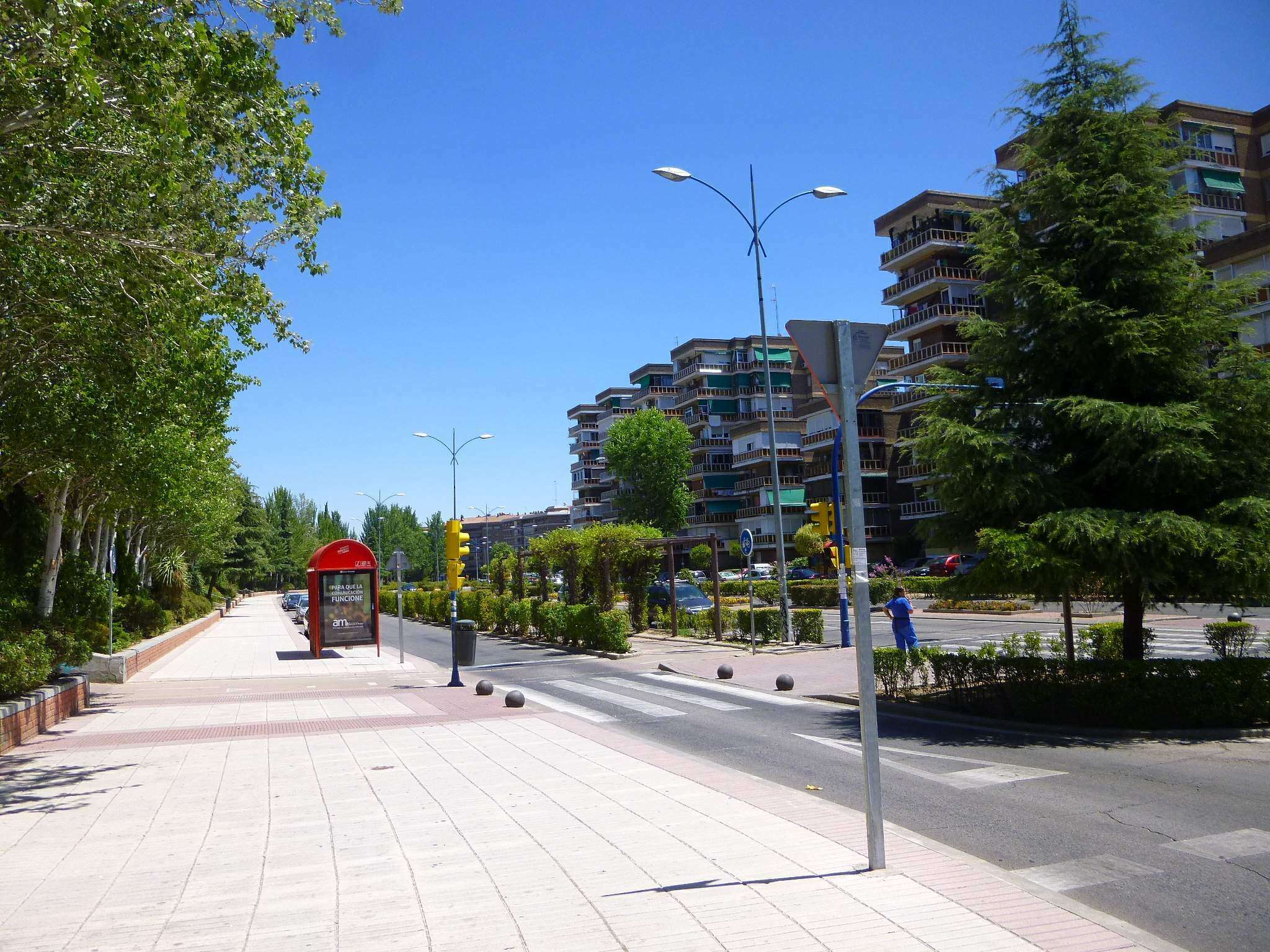 Avenida arbolada con bloques de viviendas en Fuenlabrada, Madrid
