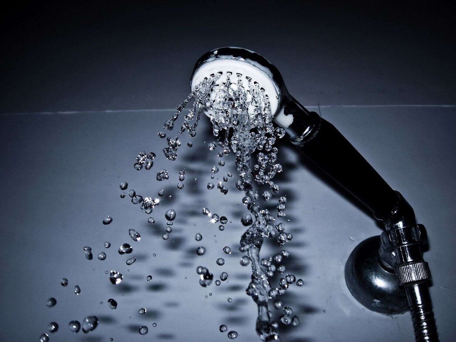 Ducha en funcionamiento con el chorro de agua convertido en gotas muy finas