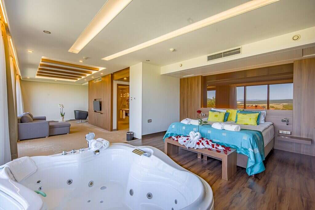 Jacuzzi en habitación de hotel con agua climatizada