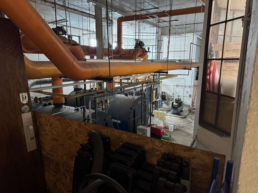 Sala de calderas de un edificio con tuberías del circuito de agua caliente