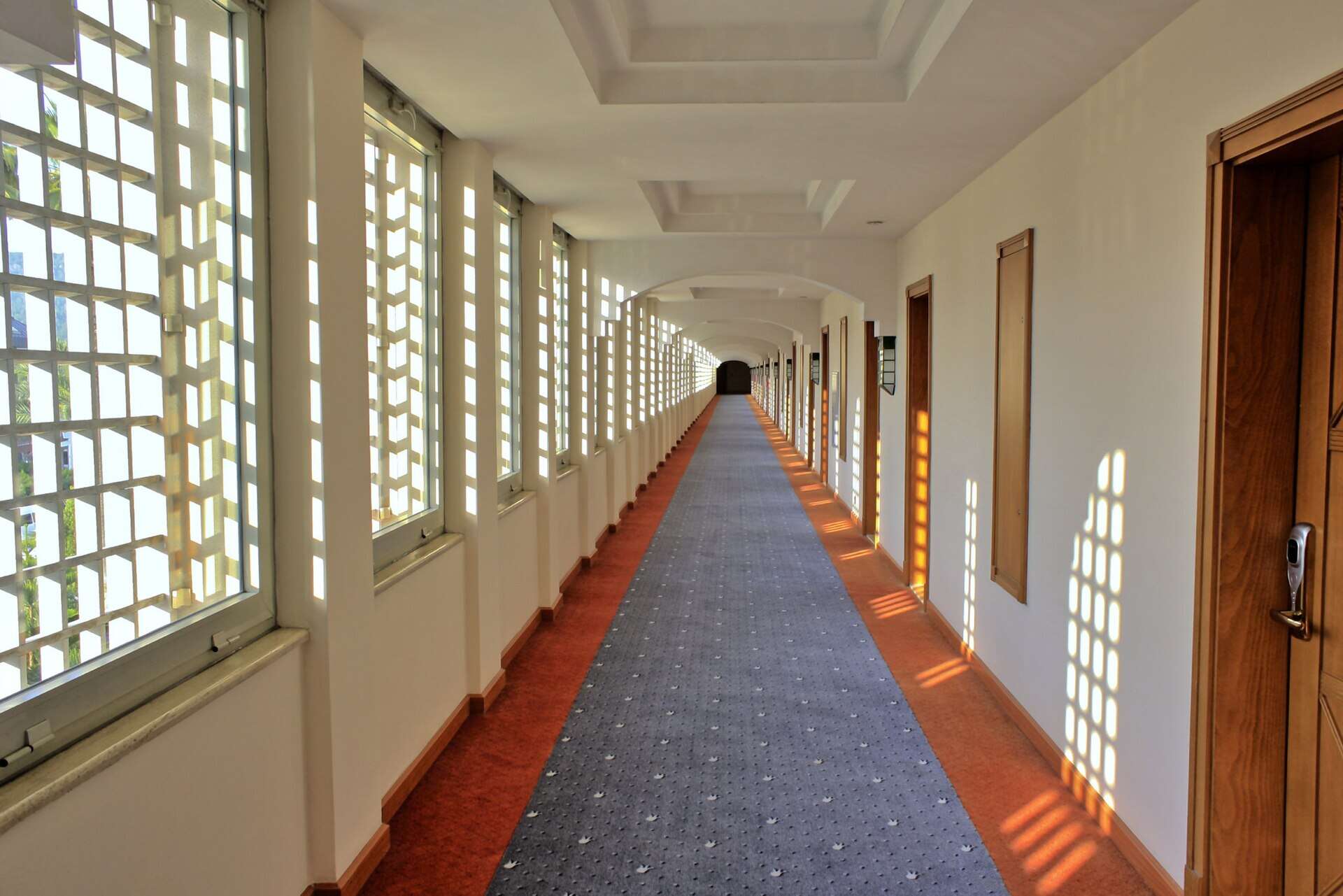 Pasillo de un hotel con las puertas de las habitaciones a un lado