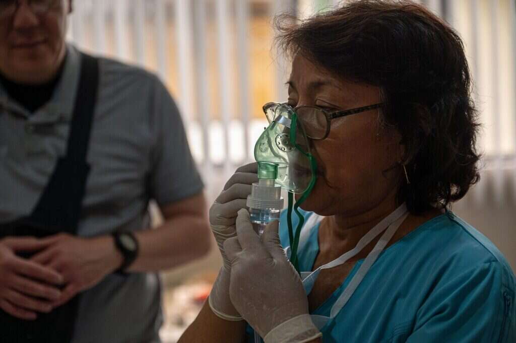 Profesional sanitaria utilizando una mascarilla de nebulización de terapia respiratoria