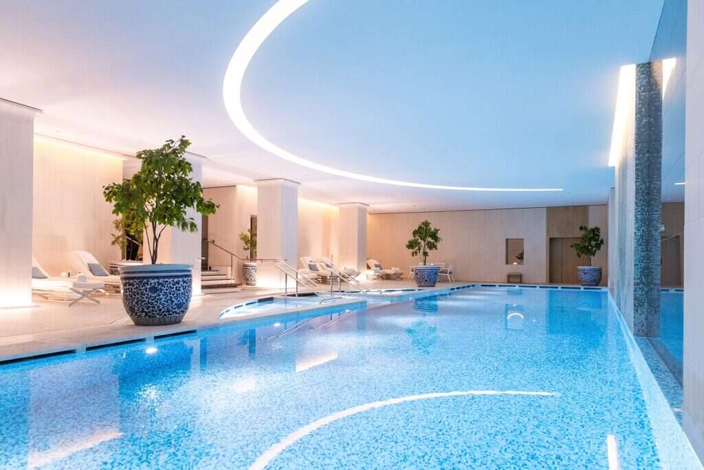 Piscina climatizada interior del spa de un hotel
