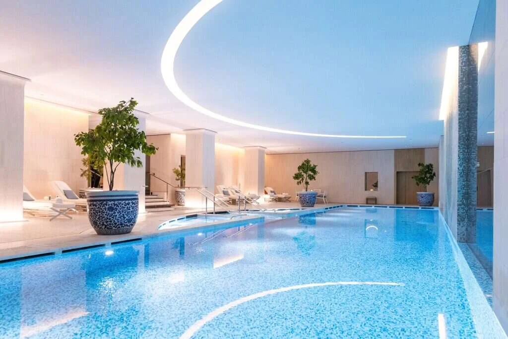 Piscina climatizada interior del spa de un hotel