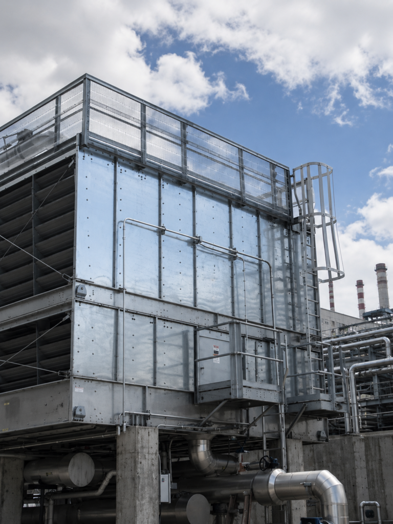 Torre de refrigeración industrial, la instalación de mayor riesgo de Legionella según el RD 487/2022