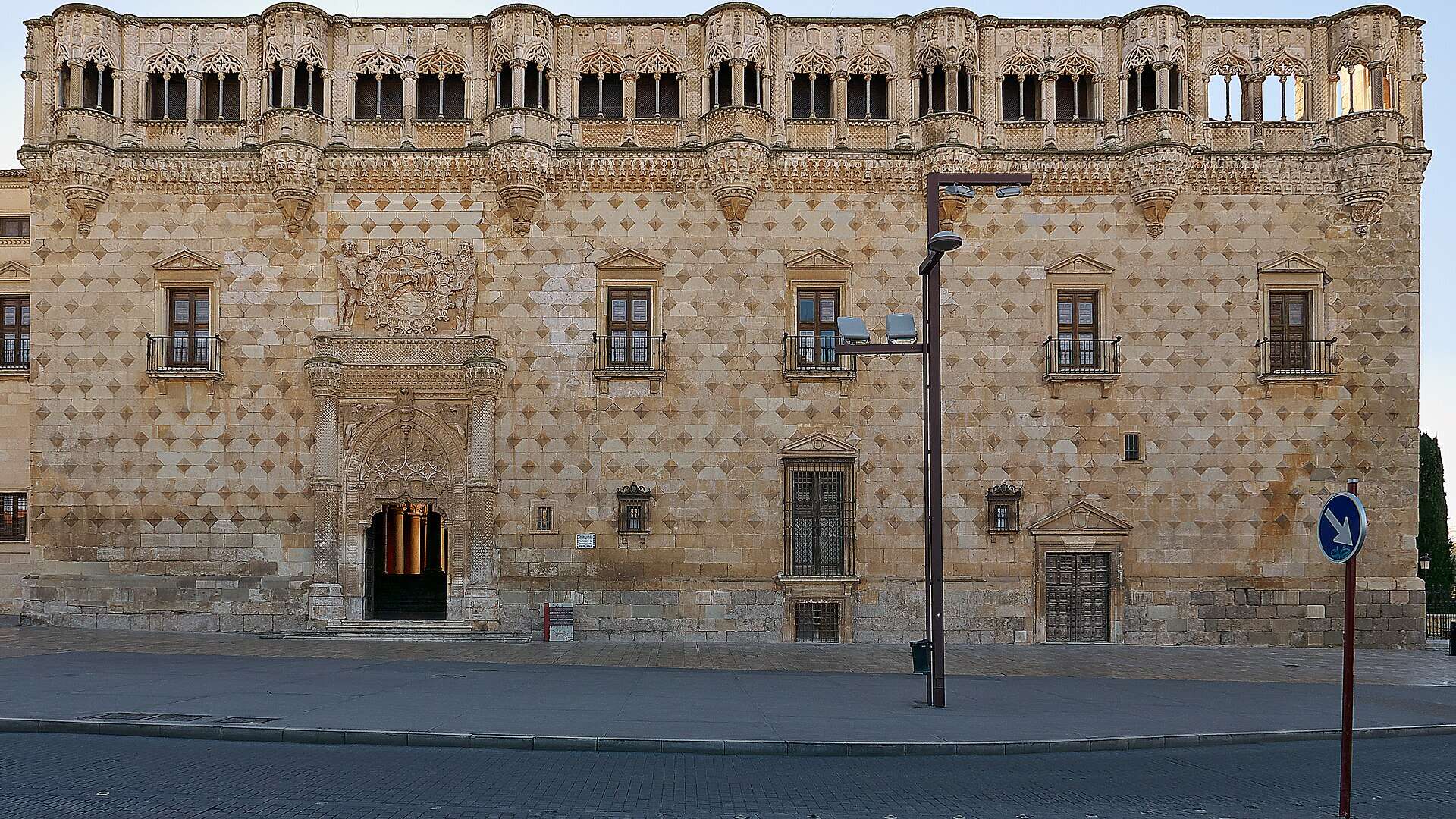 Fachada del Palacio del Infantado en el centro de Guadalajara