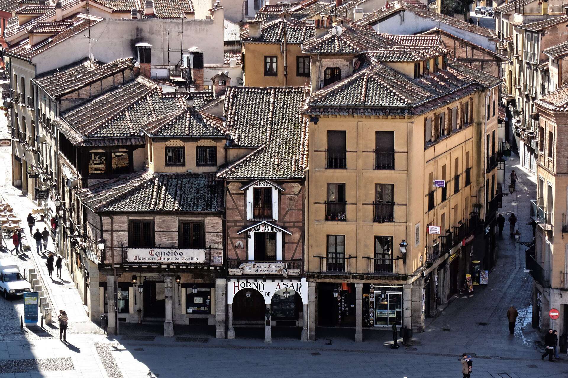 Edificios con comercios y restaurantes en el centro de Segovia