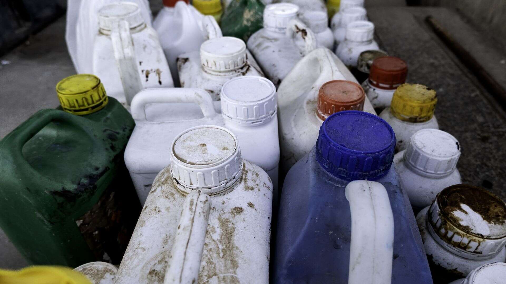 Garrafas de plástico usadas y sucias acumuladas unas sobre otras