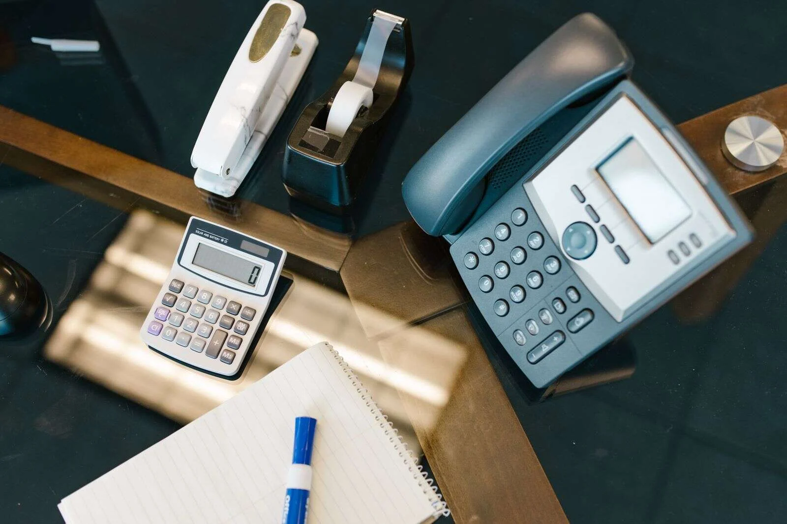 Mesa de administración y finanzas de Abansol con calculadora y teléfono en las oficinas de Algete, Madrid