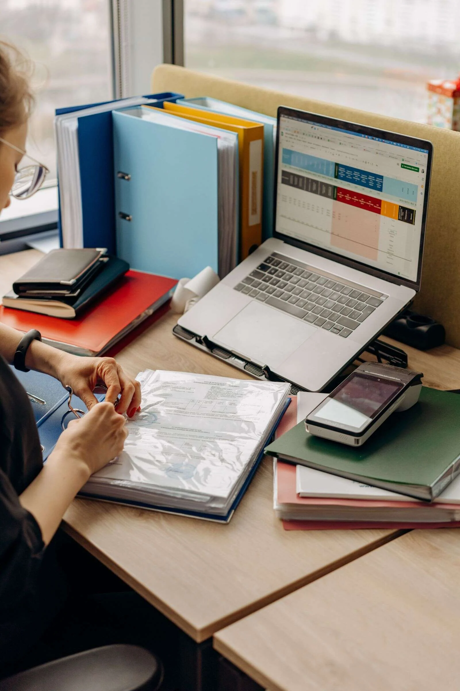 Administrativa de Abansol organizando documentación y gestión administrativa en la oficina de Algete, Madrid