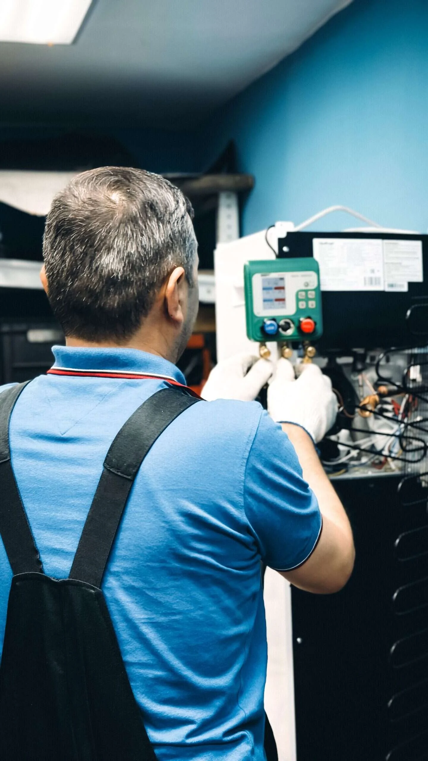 Técnico de calidad del aire interior de Abansol midiendo un sistema de climatización en Madrid